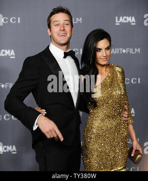 Attori Armie Hammer e Camere Elisabetta arrivano al LACMA Art + Film Gala di Los Angeles il 27 ottobre 2012. UPI/Jim Ruymen Foto Stock