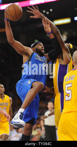 Dallas Mavericks guardia di tiro Vince Carter (25) si va fino ad un cestello su Los Angeles Lakers center Jordan Hill, a destra nella seconda metà di un basket NBA Game a Los Angeles il 30 ottobre 2012. Dallas ha vinto 99 a 91. UPI/Lori Shepler Foto Stock