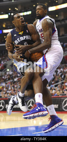 Los Angeles Clippers center DeAndre Jordan, destra, smette di Memphis Grizzlies guardia di ripresa Tony Allen (9) come egli va al cestello nella prima metà di un basket NBA Game a Los Angeles il 31 ottobre 2012. UPI/Lori Shepler Foto Stock