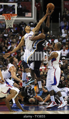 Los Angeles Clippers guardia di tiro Jamal Crawford (11) blocca il colpo di Memphis Grizzlies le piccole avanti Rudy Gay (22) nella seconda metà di un basket NBA Game a Los Angeles il 31 ottobre 2012. La Clippers vinto 101 a 92. UPI/Lori Shepler Foto Stock