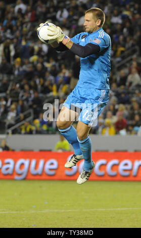 Los Angeles Galaxy portiere Josh Saunders (12) arresta un colpo dal Seattle sirene nella seconda metà di una sequenza di lunghezza massima MLS Western Conference Finals gioco al Home Depot Center di Carson, la California il 9 novembre 11, 2012. Il Galaxy ha vinto 3-0. UPI/Lori Shepler. Foto Stock