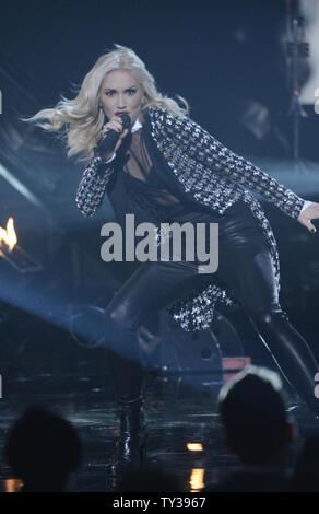 Cantante Gwen Stefani di dubbio esegue sul palco al quarantesimo annuale degli American Music Awards che si è tenuto presso il Nokia Theatre di Los Angeles Vive a Los Angeles il 18 novembre 2012. UPI/Fil McCarten Foto Stock