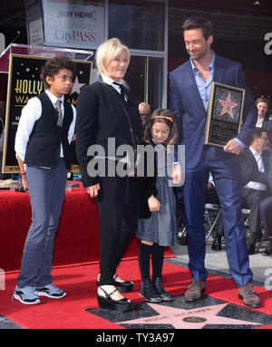 Hugh Jackman, indossando una fedora e occhiali da sole scuri, lasciando il  suo appartamento di Manhattan che porta una sacca di plastica e la borsa di  New York Foto stock - Alamy