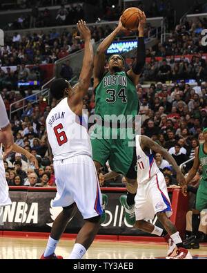 Boston Celtic Paul Pierce spara su Los Angeles Clippers' DeAndre Jordan a Los Angeles il 27 dicembre 2012. UPI/Jon SooHoo Foto Stock