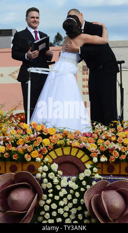 Gerald Sapienza e Nicole Angelillo di Chesapeake, Virginia, kiss dopo essere stata dichiarata l'uomo e la moglie in una speciale Rose Parade cerimonia. Agli sposi novelli battere tre altre coppie in lizza per sposarsi a bordo gli agricoltori InsuranceÕs òla amore FloatÓ, come essi partecipano al torneo 124di Rose Parade tenutasi a Pasadena, in California il 1 gennaio 2013. UPI/Jim Ruymen Foto Stock