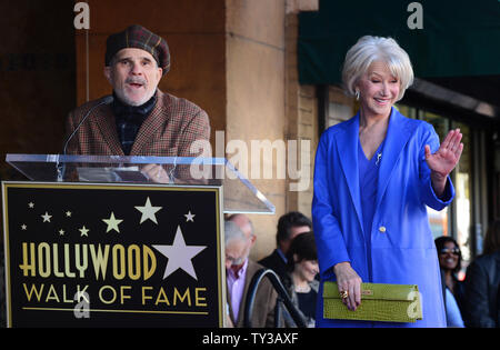 Academy award-winning attrice Helen Mirren reagisce ai commenti da regista David Mamet, come ella è introdotto nel corso di una cerimonia di inaugurazione venerandola con il 2.488 th della stella sulla Hollywood Walk of Fame a Los Angeles il 3 gennaio 2013. UPI/Jim Ruymen Foto Stock