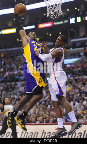 Los Angeles Lakers guardia di tiro Kobe Bryant (24) schiacciate su Los Angeles Clippers point guard Chris Paul (3) nel primo semestre a Staples Center a Los Angeles il 4 gennaio 2013. UPI/Lori Shepler Foto Stock