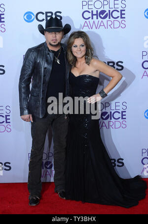 Il cantante Jason Aldean (L) e Jessica Aldean frequentare il People's Choice Awards 2013 presso il Nokia Theatre di Los Angeles Vive a Los Angeles il 9 gennaio 2013. UPI/Jim Ruymen Foto Stock