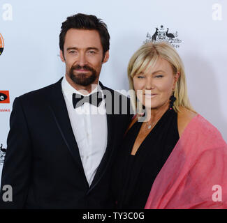 Attore Hugh Jackman e sua moglie, attrice Deborra-Lee Furness arrivare durante il G'Day USA Los Angeles gala a JW Marriott a Los Angeles il 12 gennaio 2013. UPI/Jim Ruymen Foto Stock