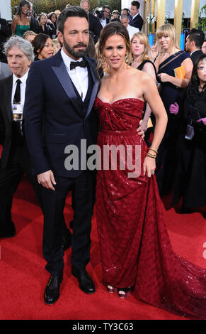 Attore e regista Ben Affleck e sua moglie, attrice Jennifer Garner arriva per il settantesimo Annuale di Golden Globe Awards tenutosi presso il Beverly Hilton Hotel di Beverly Hills, la California il il 13 gennaio 2013. UPI/Jim Ruymen Foto Stock