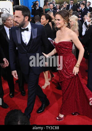 Attore e regista Ben Affleck e sua moglie, attrice Jennifer Garner arriva per il settantesimo Annuale di Golden Globe Awards tenutosi presso il Beverly Hilton Hotel di Beverly Hills, la California il il 13 gennaio 2013. UPI/Jim Ruymen Foto Stock