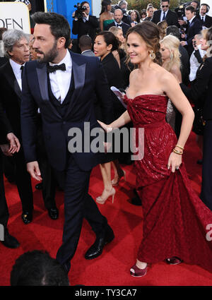 Attore e regista Ben Affleck e sua moglie, attrice Jennifer Garner arriva per il settantesimo Annuale di Golden Globe Awards tenutosi presso il Beverly Hilton Hotel di Beverly Hills, la California il il 13 gennaio 2013. UPI/Jim Ruymen Foto Stock