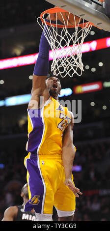 Los Angeles Lakers guardia di tiro Kobe Bryant (24) schiacciate al di sopra dei Miami Heat nel primo semestre a Staples Center a Los Angeles il 17 gennaio, 2013. UPI/Lori Shepler Foto Stock