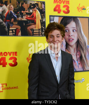 Jeremy Allen White, membro del cast in motion picture comedy 'MOVIE 43', assiste la premiere del film al TCL teatro cinese nella sezione di Hollywood di Los Angeles il 23 gennaio 2013. UPI/Jim Ruymen Foto Stock