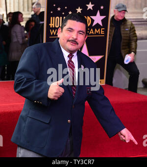 Talk show host Jimmy Kimmel della sidekick Guillermo Rodriguez pone durante una cerimonia di inaugurazione di fronte al El Capitan Theatre dove lo spettacolo risiede, onorando Kimmel con il 2,489th della stella sulla Hollywood Walk of Fame a Los Angeles il 25 gennaio 2013. UPI/Jim Ruymen Foto Stock