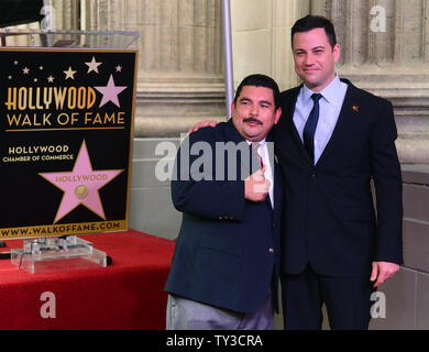 Talk show host Jimmy Kimmel pone con la sua mostra l'aiutante di Guillermo Rodriguez durante una cerimonia di inaugurazione di fronte al El Capitan Theatre dove il suo spettacolo risiede, in onore di lui con la 2,489th della stella sulla Hollywood Walk of Fame a Los Angeles il 25 gennaio 2013. UPI/Jim Ruymen Foto Stock