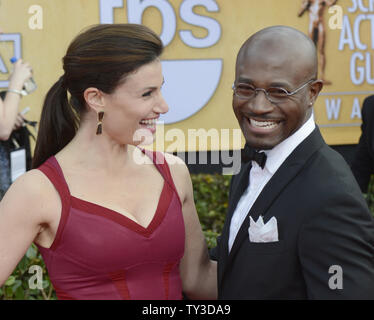 Gli attori di Idina Menzel (L) e Taye Diggs arriva per il XIX annuale di SAG Awards tenutosi presso lo Shrine Auditorium di Los Angeles il il 27 gennaio 2013. UPI/Fil McCarten Foto Stock