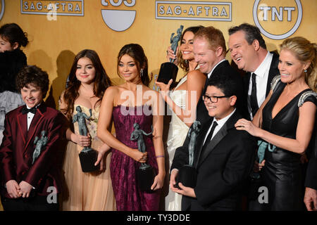 Attori Nolan Gould, Ariel inverno, Sarah Hyland, Sofia Vergara, Jesse Tyler Ferguson e Eric Stonestreet, Rico Rodriguez e Julie Bowen (L-R), vincitori delle prestazioni eccezionali da un insieme in una serie di commedia award per il 'Moderne famiglia', appaiono dietro le quinte con i loro premi al XIX annuale di SAG Awards tenutosi presso lo Shrine Auditorium di Los Angeles il 27 gennaio 2013. UPI/Jim Ruymen Foto Stock