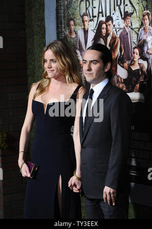 Il compositore Dhani Harrison e sua moglie Sola Harrison frequentare la premiere del motion picture drama romance "creature belle', a TCL teatro cinese nella sezione di Hollywood di Los Angeles il 6 febbraio 2013. UPI/Jim Ruymen Foto Stock