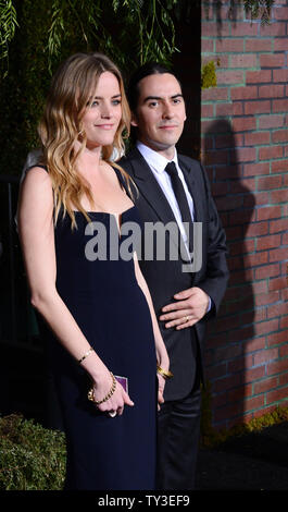 Il compositore Dhani Harrison e sua moglie Sola Harrison frequentare la premiere del motion picture drama romance "creature belle', a TCL teatro cinese nella sezione di Hollywood di Los Angeles il 6 febbraio 2013. UPI/Jim Ruymen Foto Stock