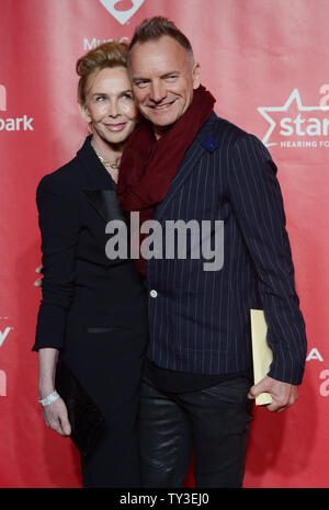 Musicista Sting e sua moglie, produttore Trudie Styler arrivano al 2013 MusiCares persona dell'anno di gala in onore di Bruce Springsteen a Los Angeles il 8 febbraio 2013 a Los Angeles. UPI/Jim Ruymen Foto Stock