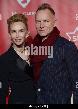 Musicista Sting e sua moglie, produttore Trudie Styler arrivano al 2013 MusiCares persona dell'anno di gala in onore di Bruce Springsteen a Los Angeles il 8 febbraio 2013 a Los Angeles. UPI/Jim Ruymen Foto Stock