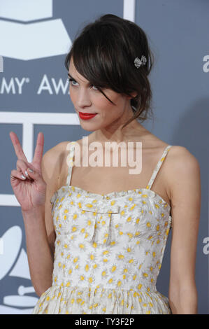 Alexa Chung arriva al 55th Annual Grammy Awards alla Staples Center a Los Angeles il 10 febbraio 2013. UPI/Jim Ruymen Foto Stock