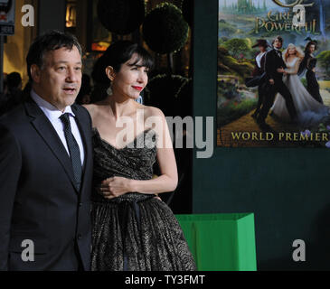 Il regista Sam Raimi assiste la premiere del suo nuovo motion picture avventura fantasy" "Oz il grande e potente'', con sua moglie Gillian Raimi a El Capitan Theater di Hollywood sezione di Los Angeles il 13 febbraio 2013. UPI/Jim Ruymen Foto Stock