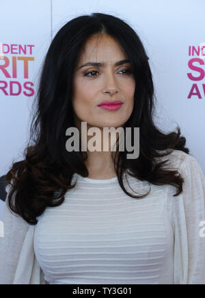 L'attrice Salma Hayek assiste la ventottesima annuale di Film Independent Spirit Awards a Santa Monica, in California, il 23 febbraio 2013. UPI/Jim Ruymen Foto Stock