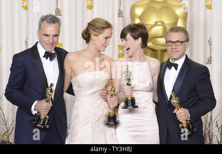 Daniel Day-Lewis, Jennifer Lawrence, Anne Hathaway e Christoph Waltz pongono backstage con i loro premi Oscar all'ottantacinquesimo Academy Awards a Hollywood e Highland Center nella sezione di Hollywood di Los Angeles il 24 febbraio 2013. UPI/Fil McCarten Foto Stock