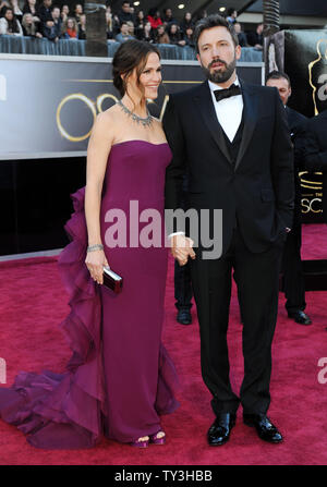 Jennifer Garner e Ben Affleck arrivano sul tappeto rosso al ottantacinquesimo Academy Awards a Hollywood e negli altipiani centro nella sezione di Hollywood di Los Angeles il 24 febbraio 2013. UPI/Kevin Dietsch Foto Stock