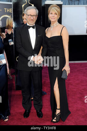 Steven Spielberg e Kate Capshaw arrivano sul tappeto rosso al ottantacinquesimo Academy Awards a Hollywood e negli altipiani centro nella sezione di Hollywood di Los Angeles il 24 febbraio 2013. UPI/Kevin Dietsch Foto Stock
