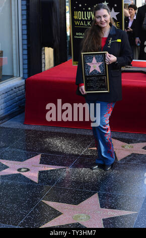 Maria Burton, la figlia adottiva di Academy Award-winning attore Richard Burton detiene una placca di replica come Burton riceve una stella postuma, durante una cerimonia di inaugurazione in onore di lui con la 2,491st stella sulla Hollywood Walk of Fame a Los Angeles il 1 marzo 2013. Burton star è accanto a Elizabeth Taylor, in basso a destra che ha recitato con Burton in "Cleopatra". UPI/Jim Ruymen Foto Stock