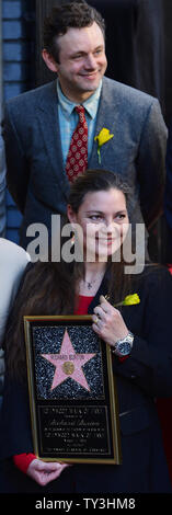 Maria Burton, la figlia adottiva di Academy Award-winning attore Richard Burton detiene una placca di replica come Burton riceve una stella postuma, durante una cerimonia di inaugurazione in onore di lui con la 2,491st stella sulla Hollywood Walk of Fame a Los Angeles il 1 marzo 2013. Burton star è accanto a Elizabeth Taylor, in basso a destra che ha recitato con Burton in "Cleopatra". Guardando sul lato posteriore è attore Michael Sheen. UPI/Jim Ruymen Foto Stock