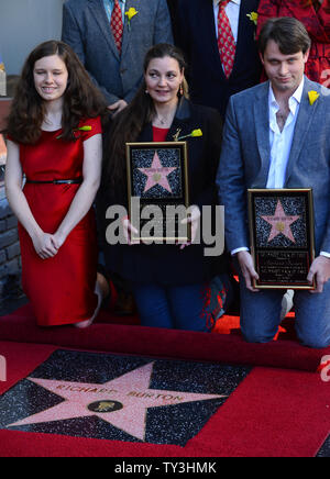 Maria Burton ©, la figlia adottiva di Academy Award-winning attore Richard Burton detiene una placca di replica come Burton riceve una stella postuma, durante una cerimonia di inaugurazione in onore di lui con la 2,491st stella sulla Hollywood Walk of Fame a Los Angeles il 1 marzo 2013. Maria Burton è fiancheggiata da Burton nipoti Charlotte (L) e Morgan Ritchie. UPI/Jim Ruymen Foto Stock