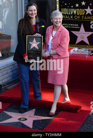 Maria Burton, la figlia adottiva di Academy Award-winning attore Richard Burton e British Consul-General Dame Barbara Hay tenere una placca di replica come Burton riceve una stella postuma, durante una cerimonia di inaugurazione in onore di lui con la 2,491st stella sulla Hollywood Walk of Fame a Los Angeles il 1 marzo 2013. UPI/Jim Ruymen Foto Stock