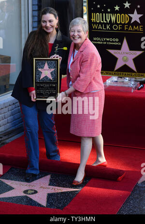 Maria Burton, la figlia adottiva di Academy Award-winning attore Richard Burton e British Consul-General Dame Barbara Hay tenere una placca di replica come Burton riceve una stella postuma, durante una cerimonia di inaugurazione in onore di lui con la 2,491st stella sulla Hollywood Walk of Fame a Los Angeles il 1 marzo 2013. UPI/Jim Ruymen Foto Stock