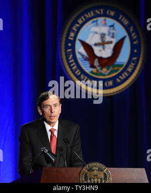 Ex direttore della CIA e si ritira a quattro stelle Il generale David Petraeus compie il suo primo intervento pubblico dal dimissionario il direttore della CIA presso la University of Southern California cena per gli studenti veterani ROTC e studenti a Los Angeles il 26 marzo 2013. Petraeus si è scusato nel suo discorso per la extraconiugali vicenda che ha concluso la sua carriera. UPI/Jim Ruymen Foto Stock