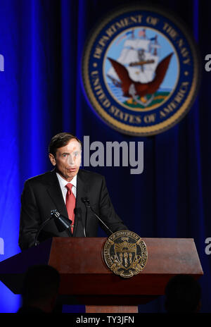 Ex direttore della CIA e si ritira a quattro stelle Il generale David Petraeus compie il suo primo intervento pubblico dal dimissionario il direttore della CIA in una università della California del Sud la cena per gli studenti veterani ROTC e studenti a Los Angeles il 26 marzo 2013. Petraeus si è scusato nel suo discorso per la extraconiugali vicenda che ha concluso la sua carriera. UPI/Jim Ruymen Foto Stock
