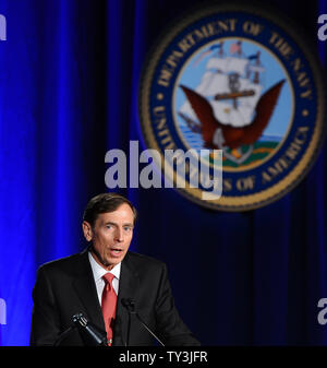 Ex direttore della CIA e si ritira a quattro stelle Il generale David Petraeus compie il suo primo intervento pubblico dal dimissionario il direttore della CIA in una università della California del Sud la cena per gli studenti veterani ROTC e studenti a Los Angeles il 26 marzo 2013. Petraeus si è scusato nel suo discorso per la extraconiugali vicenda che ha concluso la sua carriera. UPI/Jim Ruymen Foto Stock
