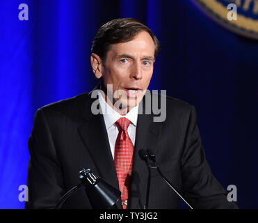 Ex direttore della CIA e si ritira a quattro stelle Il generale David Petraeus compie il suo primo intervento pubblico dal dimissionario il direttore della CIA in una università della California del Sud la cena per gli studenti veterani ROTC e studenti a Los Angeles il 26 marzo 2013. Petraeus si è scusato nel suo discorso per la extraconiugali vicenda che ha concluso la sua carriera. UPI/Jim Ruymen Foto Stock