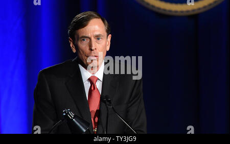 Ex direttore della CIA e si ritira a quattro stelle Il generale David Petraeus compie il suo primo intervento pubblico dal dimissionario il direttore della CIA in una università della California del Sud la cena per gli studenti veterani ROTC e studenti a Los Angeles il 26 marzo 2013. Petraeus si è scusato nel suo discorso per la extraconiugali vicenda che ha concluso la sua carriera. UPI/Jim Ruymen Foto Stock