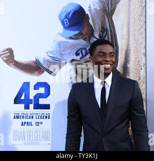 Chadwick Boseman, un membro del cast in motion picture sport biografia '42', frequenta la premiere del film a TCL teatro cinese nella sezione di Hollywood di Los Angeles il 9 aprile 2013. '42' rappresenta Jackie Robinson's storia di vita e la sua storia-rendendo la firma nel baseball professionale con il Brooklyn Dodgers sotto la guida del team esecutivo Rickey. UPI/Jim Ruymen Foto Stock