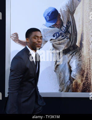 Chadwick Boseman, un membro del cast in motion picture sport biografia '42', frequenta la premiere del film a TCL teatro cinese nella sezione di Hollywood di Los Angeles il 9 aprile 2013. '42' rappresenta Jackie Robinson's storia di vita e la sua storia-rendendo la firma nel baseball professionale con il Brooklyn Dodgers sotto la guida del team esecutivo Rickey. UPI/Jim Ruymen Foto Stock