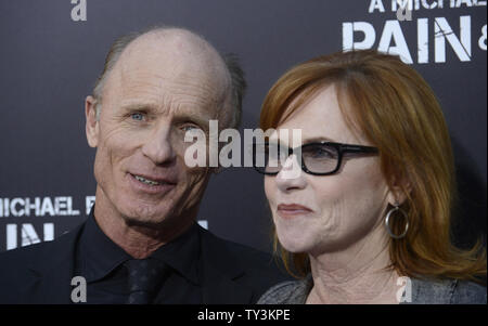 Membro del cast Ed Harris (L) e la moglie Amy Madigan frequentare la premiere del film " Pain & Gain" presso la leva TCL teatro cinese nella sezione di Hollywood di Los Angeles il 22 aprile 2013. UPI/Fil McCarten Foto Stock