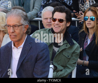 Attore Jim Carrey ¨ partecipare sa hand & footprint cerimonia in onore di attrice Jane Fonda come parte del TCM Classic Film Festival, a TCL teatro cinese nella sezione di Hollywood di Los Angeles il 27 aprile 2013. A sinistra si fonda il ragazzo, record producer Richard Perry. UPI/Jim Ruymen Foto Stock