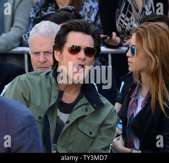 Attore Jim Carrey (R) assiste una mano & footprint cerimonia in onore di attrice Jane Fonda come parte del TCM Classic Film Festival, a TCL teatro cinese nella sezione di Hollywood di Los Angeles il 27 aprile 2013. A sinistra si fonda il ragazzo, record producer Richard Perry. UPI/Jim Ruymen Foto Stock