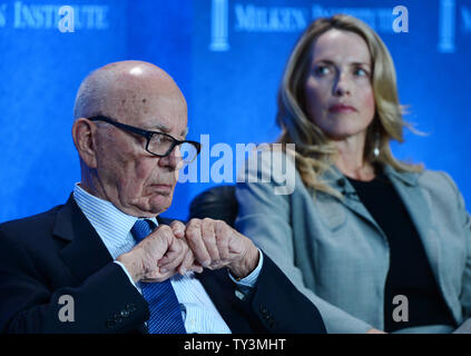 Rupert Murdochn (L), Presidente e CEO di nuovo Corporation e Laurene Powell Jobs, fondatore e presidente di Emerson collettivo di partecipare alla strategia in materia di immigrazione per l'economia senza confini pannello all'annuale Istituto Milken conferenza globale di Beverly Hills, la California il 29 aprile 2013. La conferenza riunisce centinaia di chief executive officer, alti funzionari del governo e figure di spicco del mercati globali dei capitali per le discussioni in materia sociale, sfide politiche ed economiche. UPI/Jim Ruymen Foto Stock