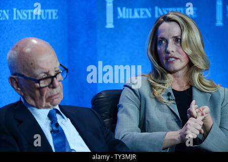 Rupert Murdochn (L), Presidente e CEO di nuovo Corporation e Laurene Powell Jobs, fondatore e presidente di Emerson collettivo di partecipare alla strategia in materia di immigrazione per l'economia senza confini pannello all'annuale Istituto Milken conferenza globale di Beverly Hills, la California il 29 aprile 2013. La conferenza riunisce centinaia di chief executive officer, alti funzionari del governo e figure di spicco del mercati globali dei capitali per le discussioni in materia sociale, sfide politiche ed economiche. UPI/Jim Ruymen Foto Stock