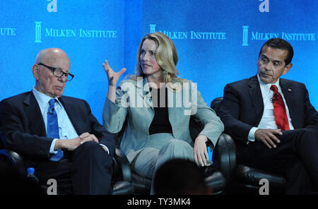 Rupert Murdochn, Presidente e CEO di nuovo Corporation, Laurene Powell Jobs, fondatore e presidente di Emerson collettiva e Los Angeles sindaco Antonio Villaraigosa (L-R) partecipare alla strategia in materia di immigrazione per l'economia senza confini pannello all'annuale Istituto Milken conferenza globale di Beverly Hills, la California il 29 aprile 2013. La conferenza riunisce centinaia di chief executive officer, alti funzionari del governo e figure di spicco del mercati globali dei capitali per le discussioni in materia sociale, sfide politiche ed economiche. UPI/Jim Ruymen Foto Stock